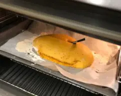 Step <p>Sin precalentar el horno, hornea durante 30-35 minutos (180°C).</p><p>Si dispones del Thermomix sensor, sigue las instrucciones del Cooking Center.</p> illustration