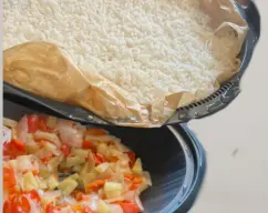 Step <p>Añada la carne de cerdo, la salsa de soja, la salsa de chile dulce y el zumo de piña. Sitúe el recipiente Varoma en su posición. Coloque la bandeja Varoma forrada con papel de hornear humedecido con agua. Ponga sobre el papel el arroz y el agua y espolvoree con 1 cucharadita de sal. Tape el Varoma y programe 30 min/Varoma//vel . Mezcle la carne con las verduras y la piña del Varoma y sirva acompañadas del arroz.</p> illustration