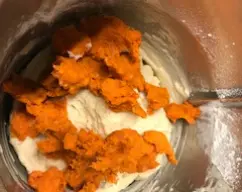 Step <p>Agrega la sobrasada en trozos e inicia Amasar /1'. La sobrasada ha de quedar bien integrada en la masa. Si fuera necesario amasas 30 segundos más.</p> illustration