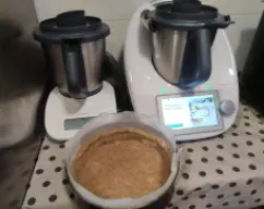 Step <p>Ponga en el vaso la almendra molida, la harina de coco, la sal, la vainilla, el jarabe de agave y el aceite de coco. Mezcle 10 seg/vel 4.5. Vierta la mezcla en el molde preparado y extiéndala presionando con los dedos, cubriendo la base y aprox. 3 cm las paredes </p> illustration