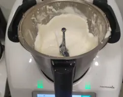 Step <p>Coloque la mariposa en las cuchillas. Ponga en el vaso la nata y el queso y bata 40 seg/vel 3.5.</p> illustration