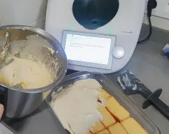 Step Remoje brevemente la mitad de los bizcochos de soletilla en el zumo de naranja, lo justo para que se empapen sin romperse y vaya colocándolos en el fondo de una fuente rectangular (23 cm x 15 cm x 8 cm) . Extienda la mitad de la mezcla de mascarpone sobre la base de bizcochos. Remoje los bizcochos restantes, colóquelos sobre la crema y cubra con el resto de la mezcla de mascarpone. Cubra con film transparente y refrigere durante 5 horas illustration