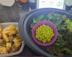 Step <p>Ponemos en el vaso el ajo, la cebolla y el aceite, troceamos 2 seg/vel 5. Con la espátula, bajamos la verdura hacia el fondo del vaso y sofreímos 5 min/120°C/vel cuchara</p> illustration