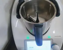 Step <p>Coloque la mariposa en las cuchillas. Añada el huevo, las yemas y el azúcar y bata 4 min/vel 3.5.</p> illustration