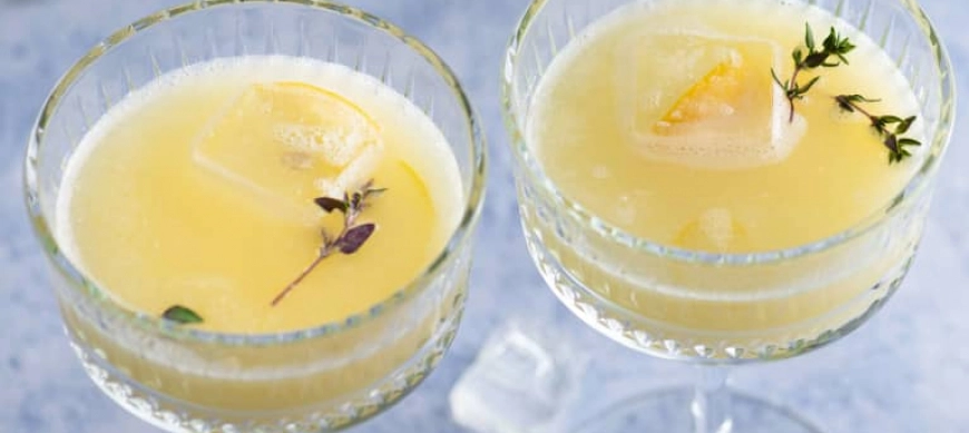 Mocktail de limón y tomillo