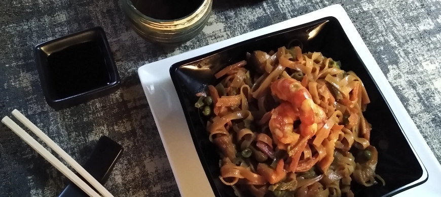 Noodles de arrroz con verduras, sepia y langostinos