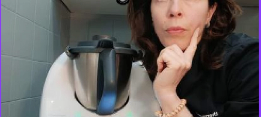 PIZZA CRUJIENTE DE CEBOLLA CARAMELIZADA, PERA Y QUESO BRIE