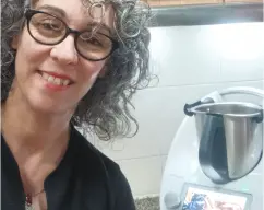 Step <p>Espolvorear con la piel de naranja en tiras o rallada y con el cacao en polvo. Cortar y servir</p> illustration