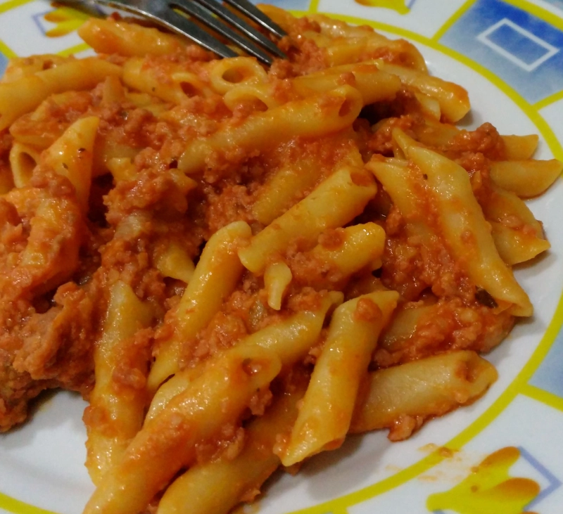 MACARRONES CON CARNE Y TOMATE