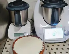 Step <p>Añada la leche condensada, el zumo de limón y la piel de limón rallada y mezcle 15 seg/vel 3.5. Retire la mariposa. Vierta la mezcla en el molde y, con la espátula, alise la superficie. Reserve en el congelador durante un mínimo de 6 horas. Decore con las rodajas de limón y los arándanos antes de servir.</p> illustration