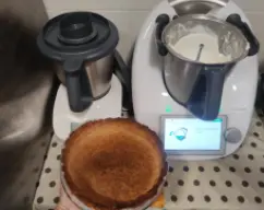 Step <p>Hornee durante 15 minutos (180°C) o hasta que esté dorada. Retire del horno y deje enfriar durante 30 minutos. Lave el vaso.</p> illustration