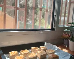 Step <p>Y amasaremos 3 min, amasar.</p><p>Partiremos la masa en tres porciones una para mezclar con las nueces, otra con el queso y la última con la sobrasada.</p><p>Por ese orden volveremos a poner en la máquina y amasaremos por separado, para dejar fermentar durante unos 40/50 min.</p> illustration