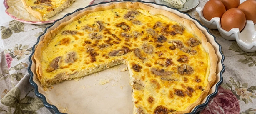 Quiche de queso azul y nueces en fuente Tom