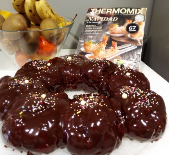 Roscón de Reyes con glaseado de chocolate