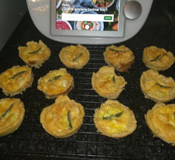 Miniquiches de espárragos y queso brie