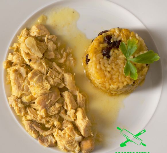MENU COMPLERT: POLLASTRE AL CURRI AMB GUARNICIÓ D'ARRÒS I FLAM DE LLET CONDENSADA