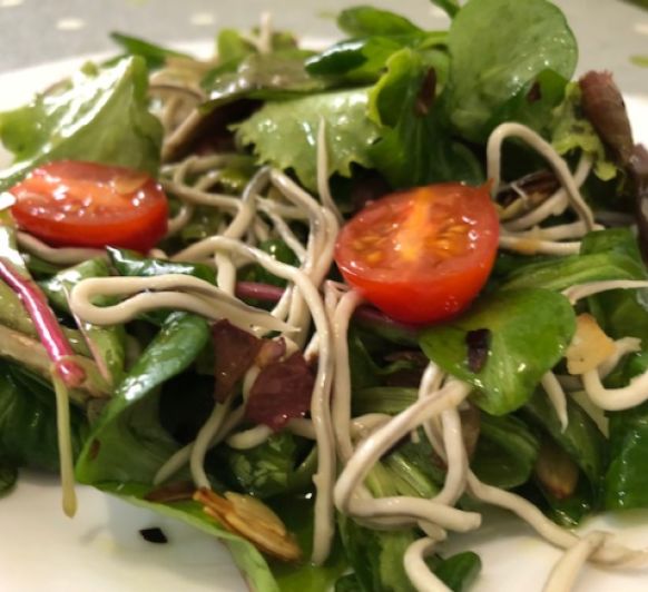 Ensalada de gulas y tomates cherry.