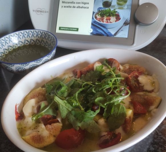 Mozarella con higos y aceite de albahaca