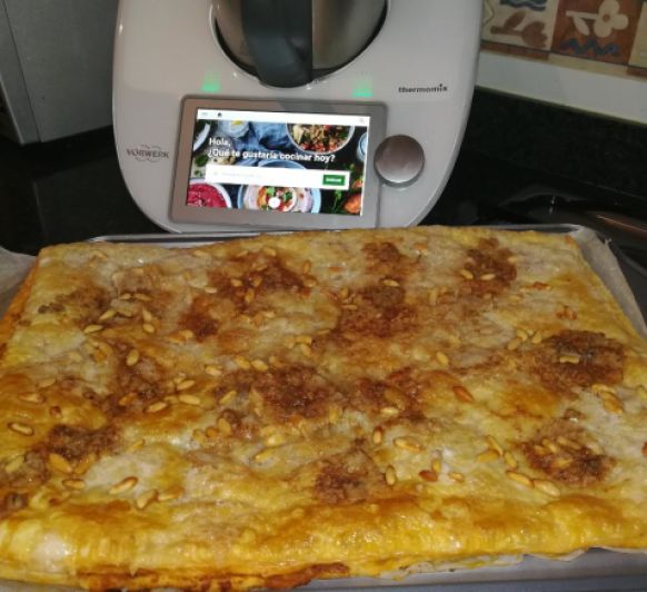 Coca dulce de chicharrones con sobrasada y miel