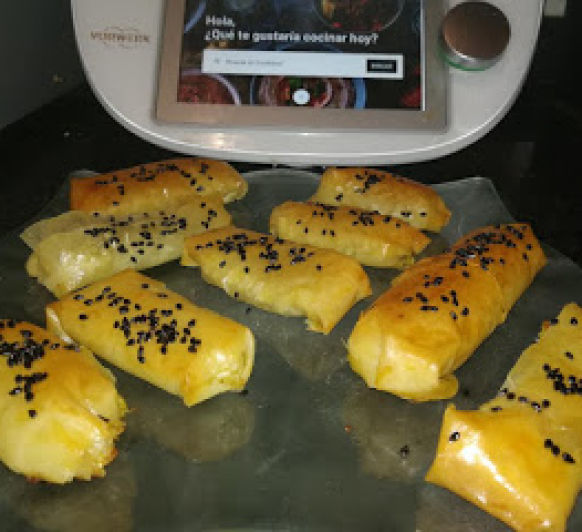 Rollitos de masa filo con alcachofa y parmesano
